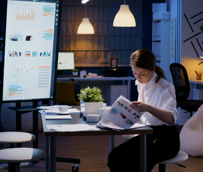 woman is planning digital marketing plan